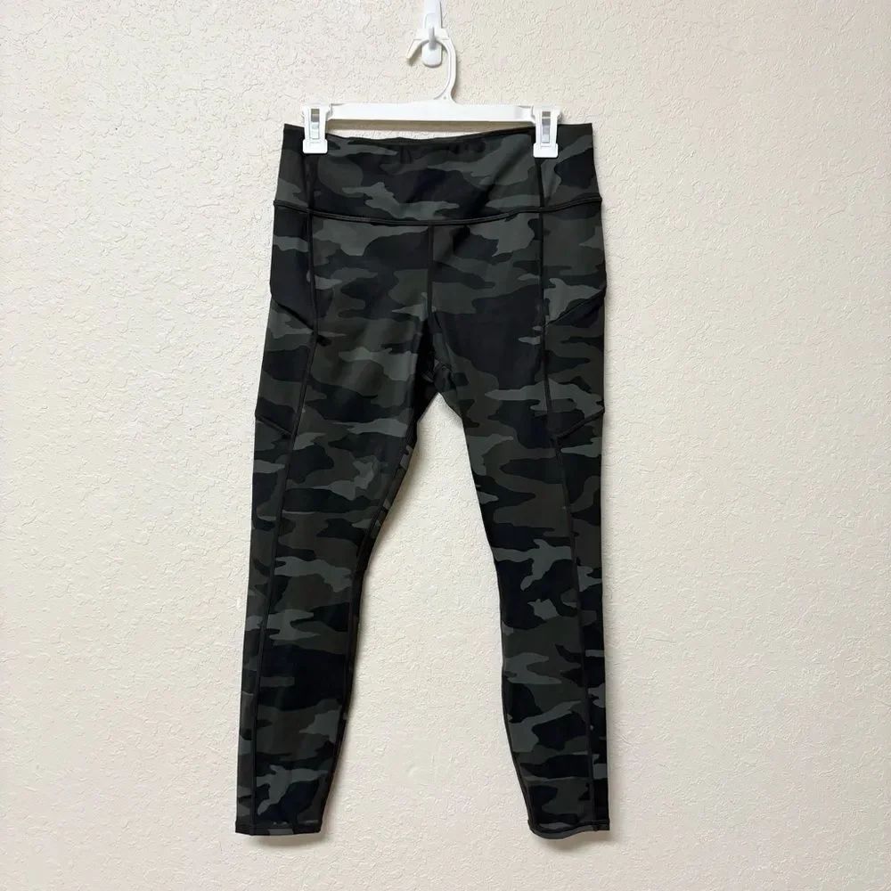 Athleta GreenโCamo Contender 7/8 Tight Powerlift Zipper Pockets Size M